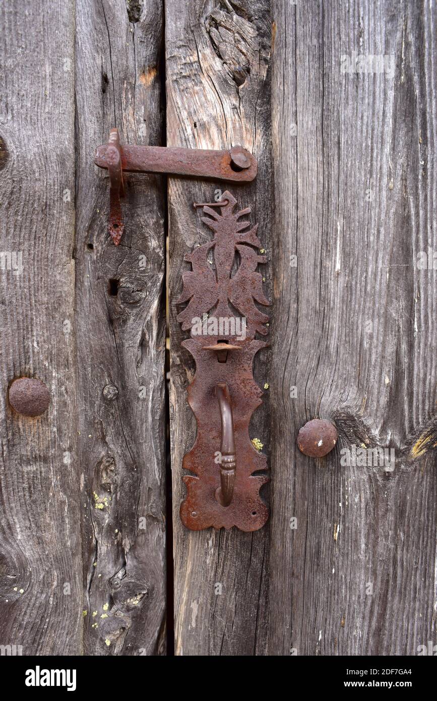 Ferro su una vecchia porta di legno. Cozcurrita, Sayago, provincia di Zamora, Castilla y Leon, Spagna. Foto Stock