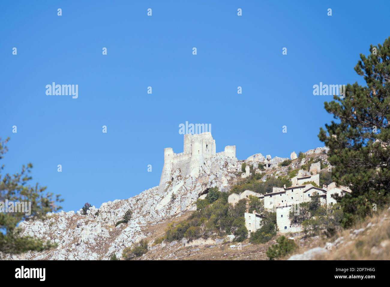 Rovine di un castello medievale, girato in luminosa luce a Rocca Calascio, l'Aquila, Abruzzo, Italia Foto Stock