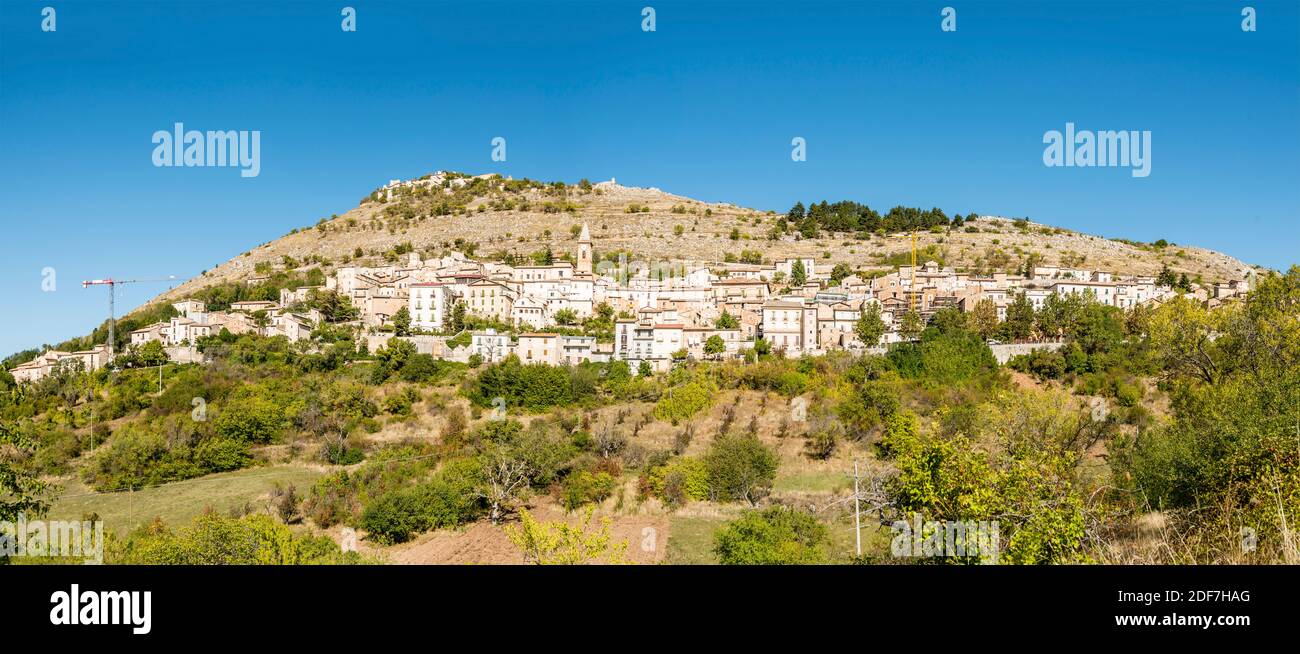 Paesaggio urbano con vecchie case sul pendio di montagna in borgo storico, girato in luce brillante a Calascio, l'Aquila, Abruzzo, Italia Foto Stock