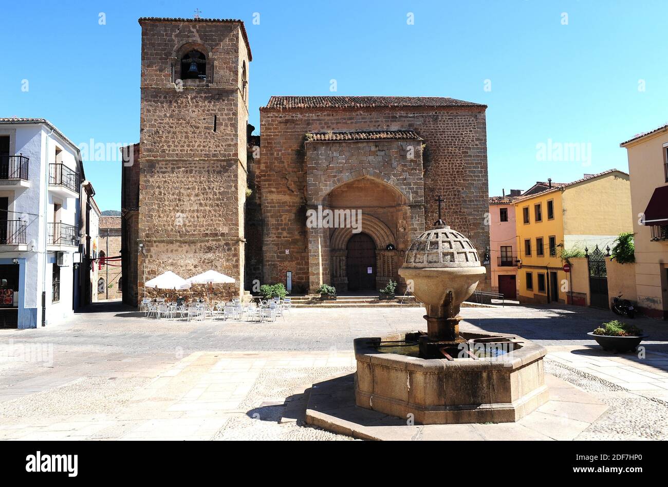 Fontana di San Nicolas in Piazza San Nicolas. In fondo San Nicolas chiesa (romanica 13 ° secolo). Plasencia, provincia di Caceres, Estremadura, Foto Stock