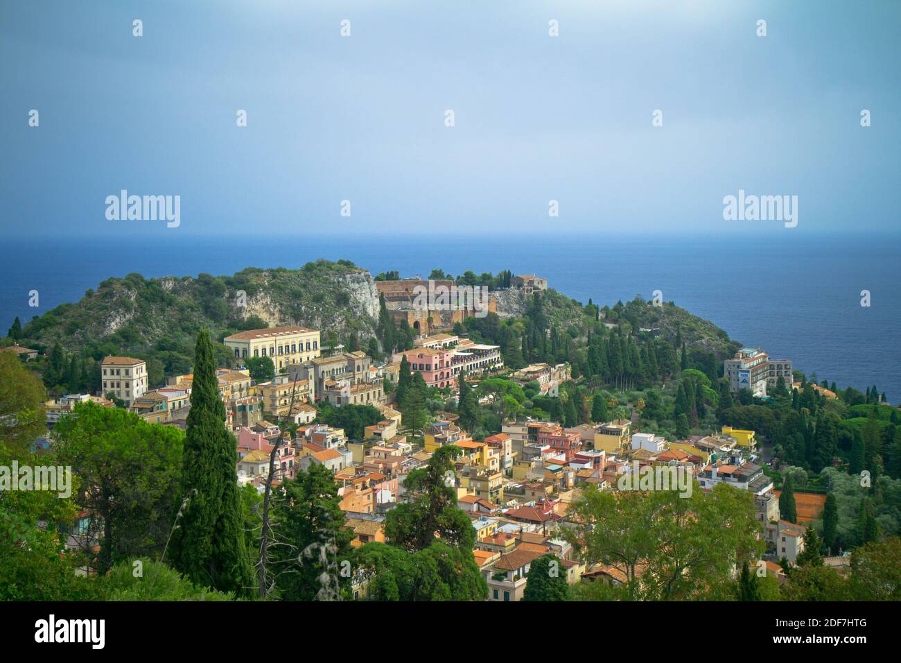 Taormina è una città collinare sulla costa orientale della Sicilia. Si trova vicino all'Etna, un vulcano attivo con sentieri che conducono alla cima. Foto Stock