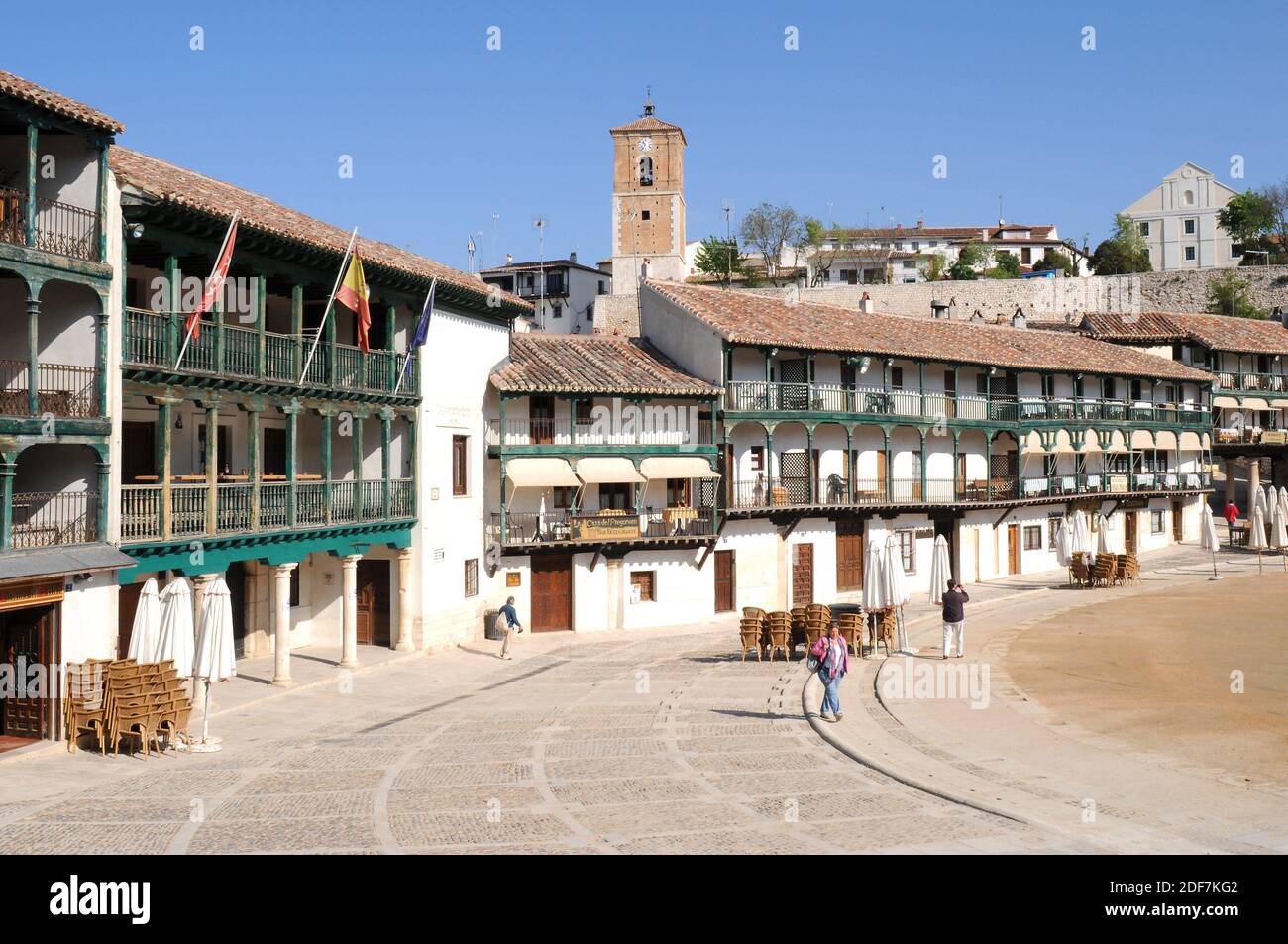 Chinchon, Plaza Mayor (15-17 ° secolo) e da sinistra a destra Torre dell'Orologio e il teatro Lope de Vega. Comunidad de Madrid, Spagna. Foto Stock