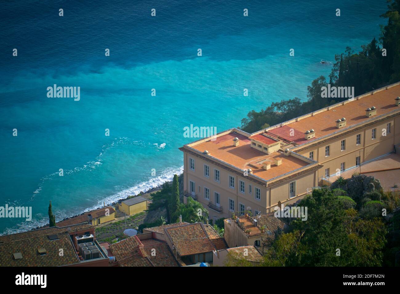 Taormina è una città collinare sulla costa orientale della Sicilia. Si trova vicino all'Etna, un vulcano attivo con sentieri che conducono alla cima. Foto Stock