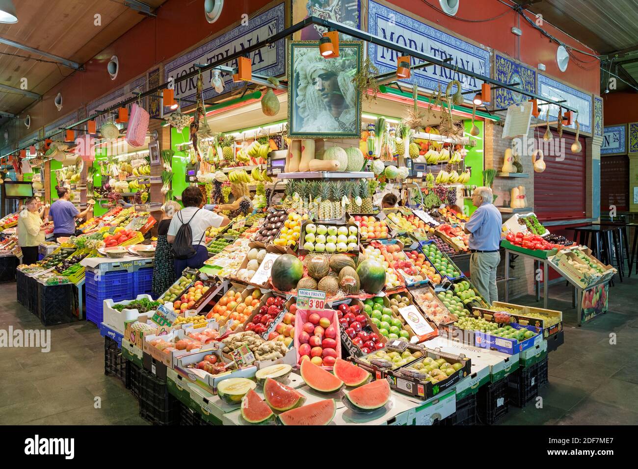 Spagna, Andalusia, Siviglia, quartiere Triana, frutta e verdura nel mercato  coperto Triana (Mercado Municipal de Triana Foto stock - Alamy