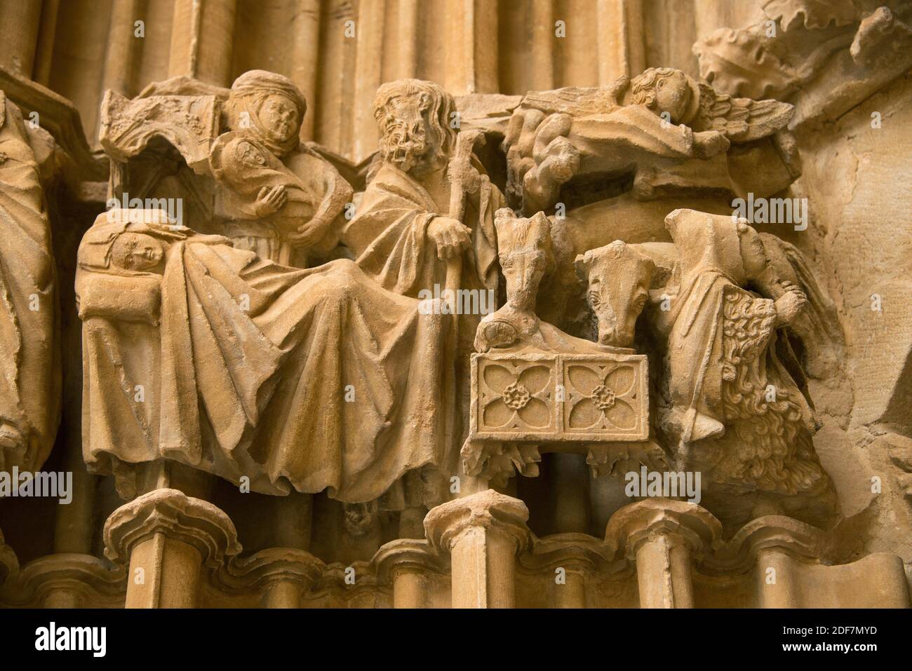 Ujue o Uxue, chiesa di Santa Maria (romanica e gotica 11-14 ° secolo). Portale, capitelli dettaglio (scene della vita della Vergine Maria). Navarra, Foto Stock