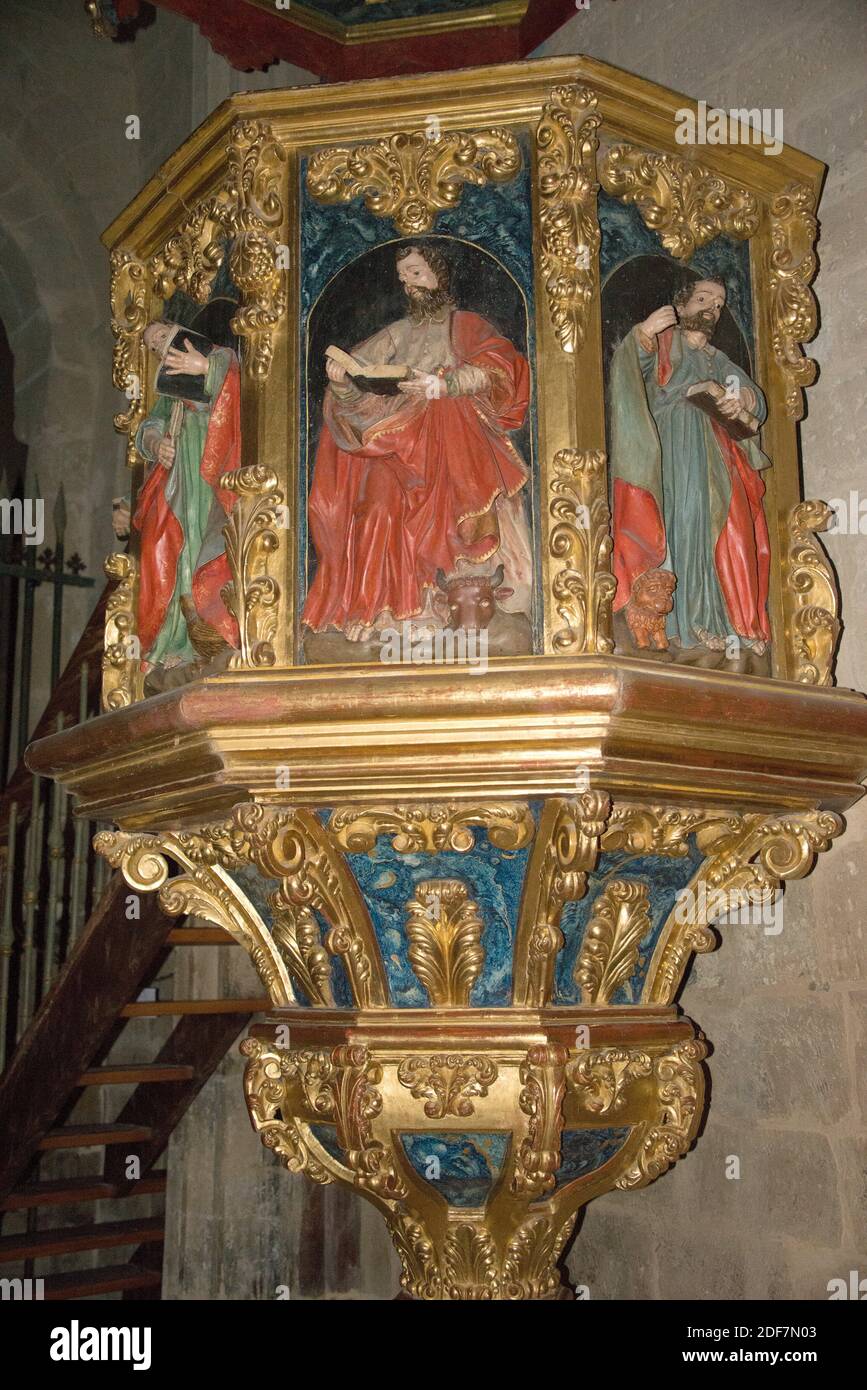 Ujue o Uxue, chiesa di Santa Maria (romanica e gotica 11-14 ° secolo). Pulpito barocco (18 ° secolo). Navarra, Spagna. Foto Stock