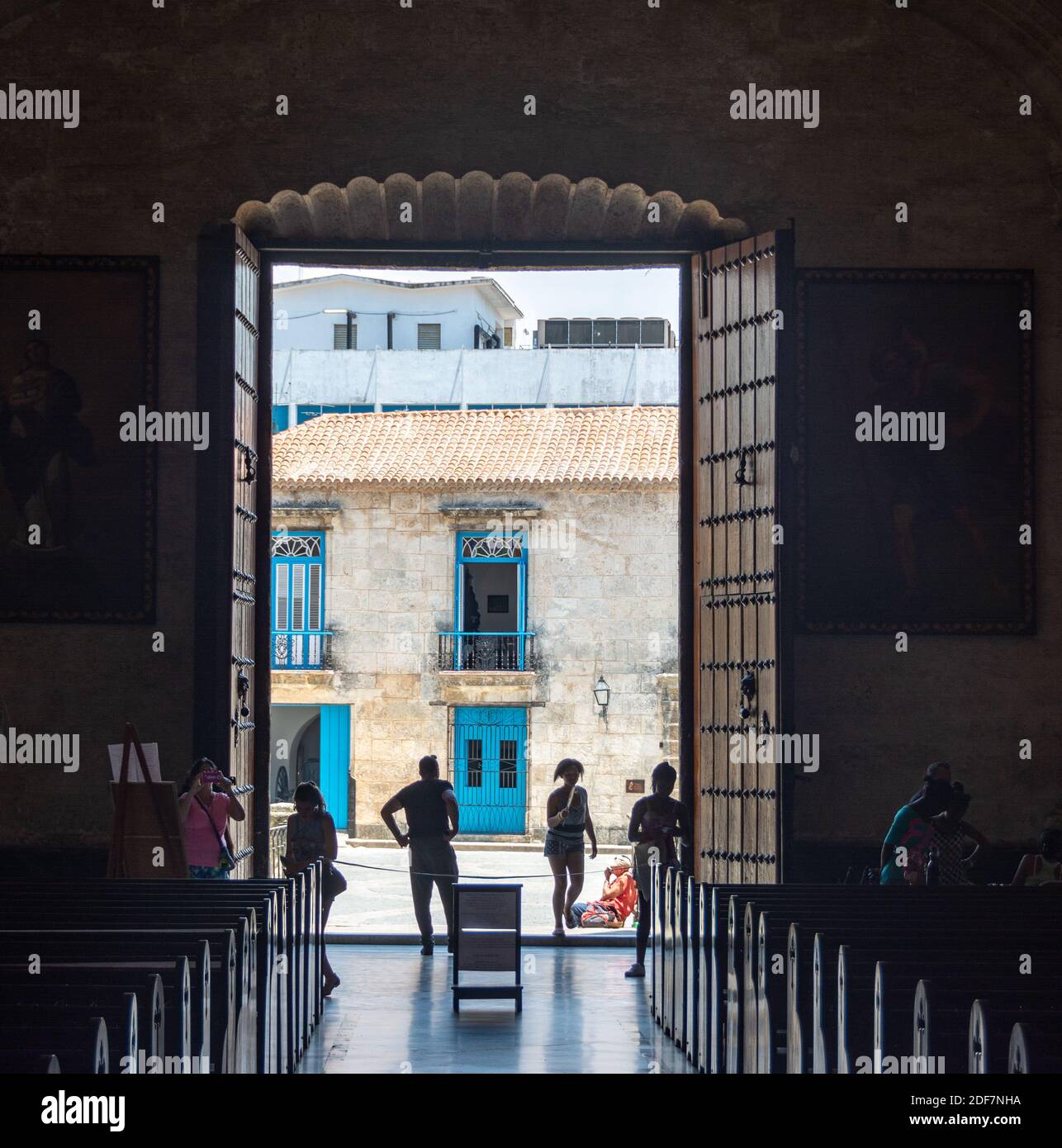 Vista dall'interno della cattedrale dell'Avana Vecchia, Cuba Foto Stock