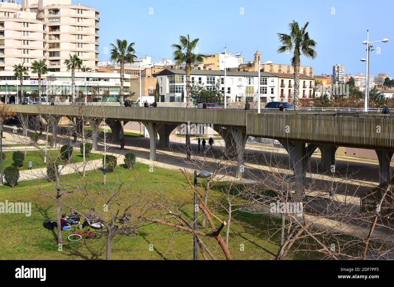 Valencia, Pont de Fusta sul vecchio letto del fiume di Turia. Comunidad Valenciana, Spagna. Foto Stock