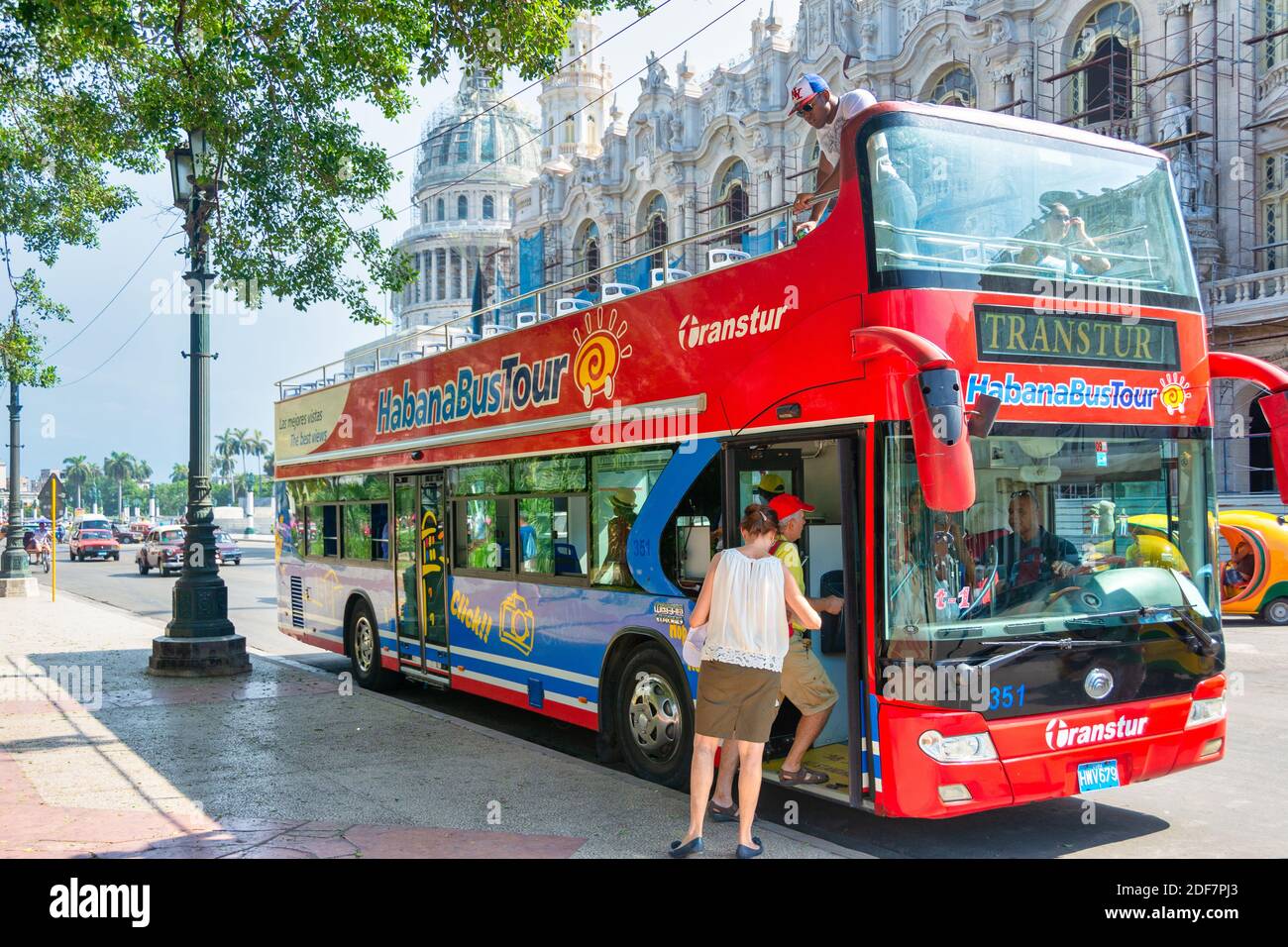 I turisti che si recano su un autobus a due piani a l'Avana, Cuba Foto Stock