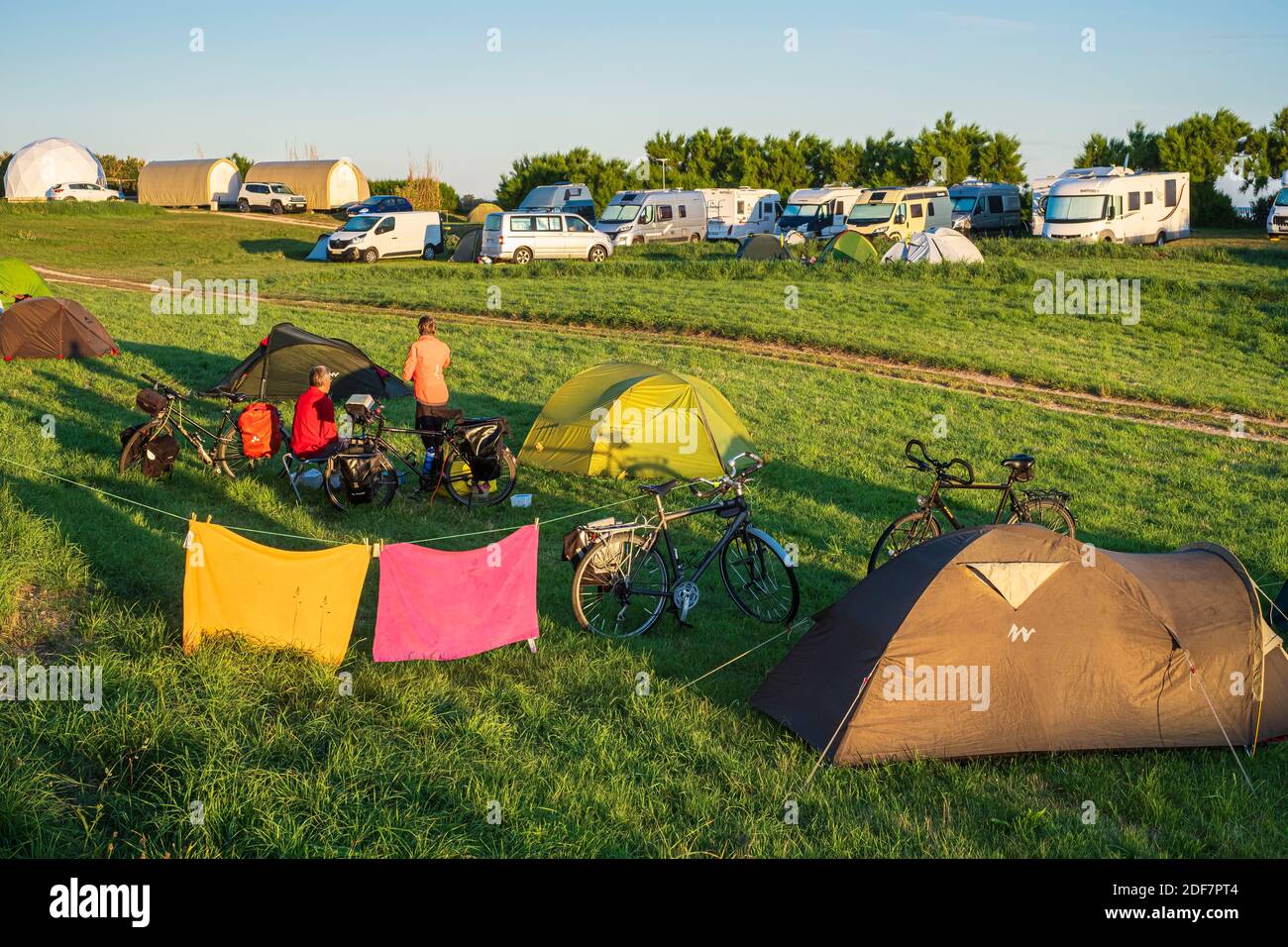 Francia, Finistere, Roscoff, Aux 4 Saisons campeggio, ciclisti lungo il Velodyss?e (EuroVelo 1) Foto Stock