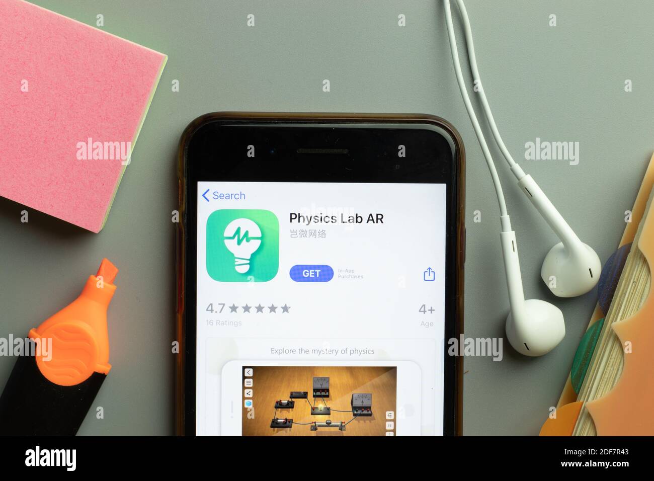 New York, USA - 1 dicembre 2020: Icona dell'app mobile AR di Physics Lab sulla vista superiore dello schermo del telefono, editoriale illustrativo. Foto Stock