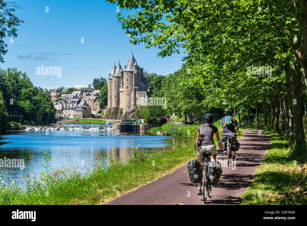 Francia, Morbihan, Josselin, il castello medievale sulle rive del canale da Nantes a Brest, giro in bicicletta lungo il Velodyss?e (EuroVelo 1) Foto Stock