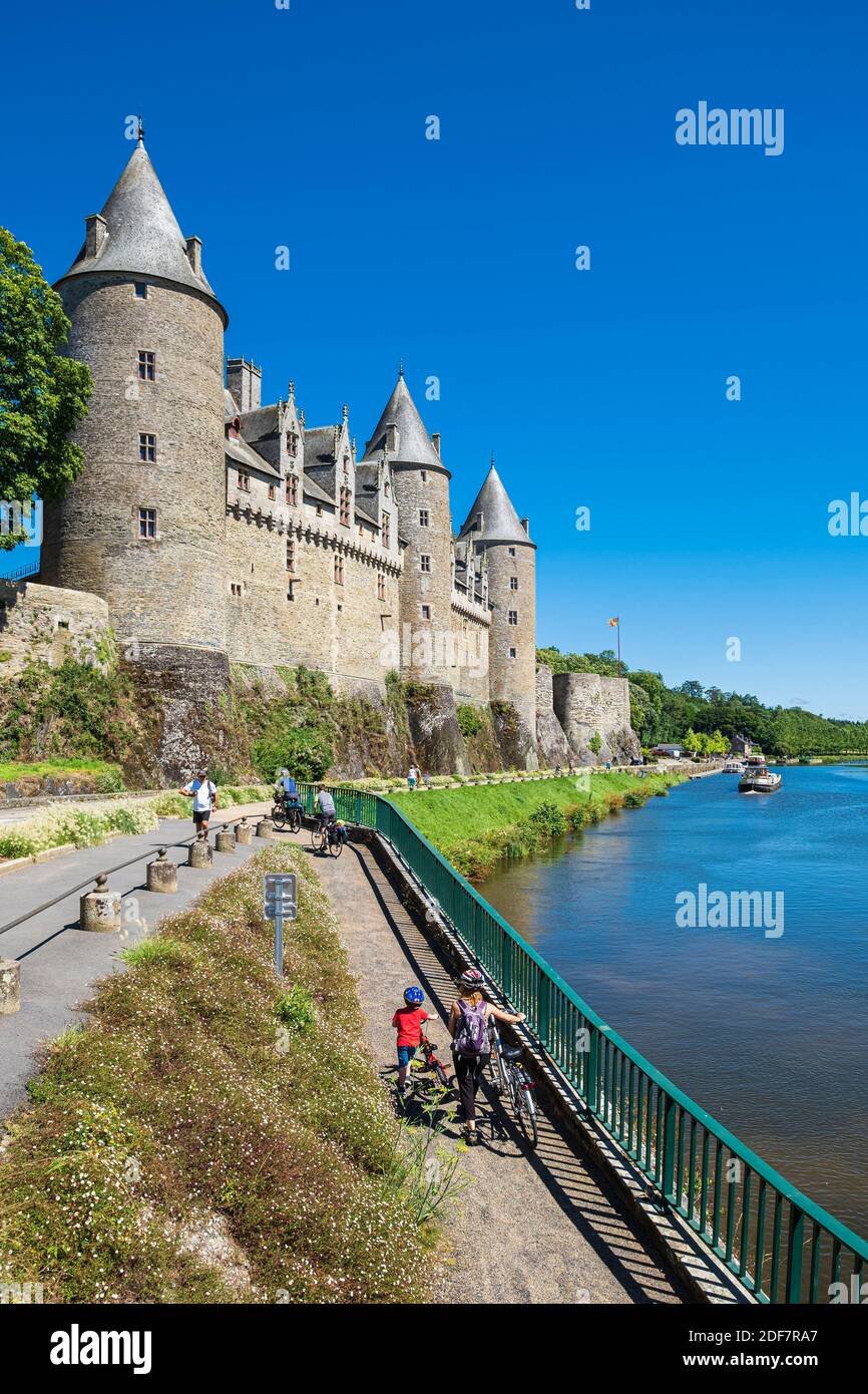 Francia, Morbihan, Josselin, il castello medievale sulle rive del canale da Nantes a Brest, giro in bicicletta lungo il Velodyss?e (EuroVelo 1) Foto Stock