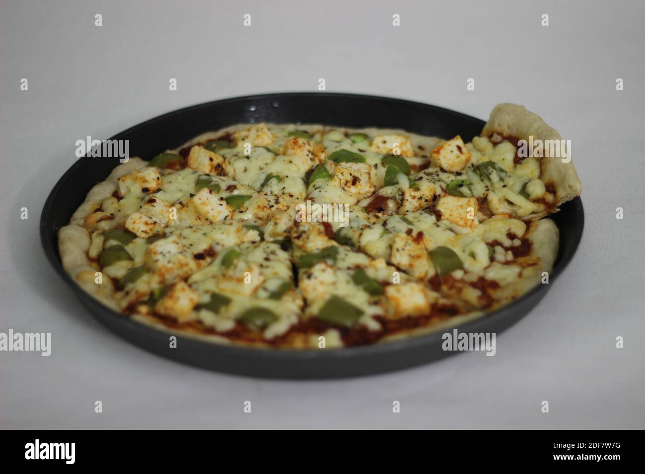 Pizza fatta in casa con formaggio casereccio e peperone Foto Stock