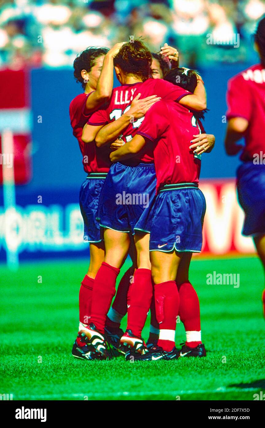 Kristine Lilly (USA) n° 13, festeggia con i compagni di squadra USA durante la partita USA contro Danimarca alla Coppa del mondo femminile 1999. Foto Stock