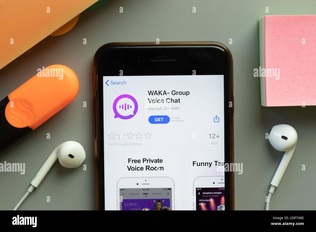New York, USA - 1 dicembre 2020: Icona dell'app mobile di WAKA Group Voice Chat sullo schermo del telefono, editoriale illustrativo. Foto Stock