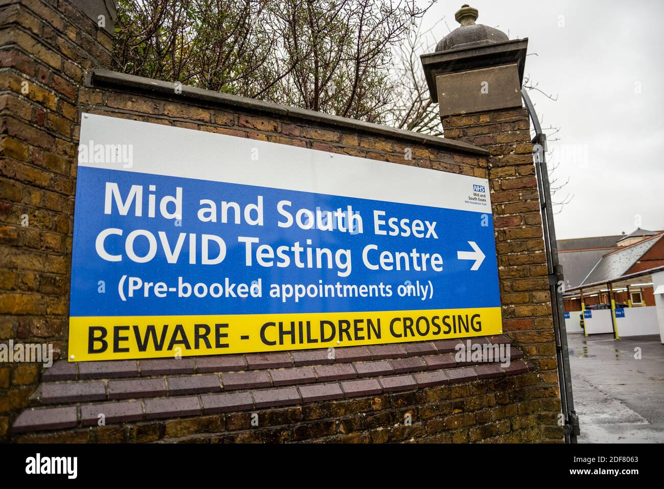 Centro di test Covid 19. Centro di test NHS Covid dell'Essex medio e sud a Southend sul mare, Essex, Regno Unito. Solo appuntamenti prenotati in anticipo, cartello. Comunità Foto Stock