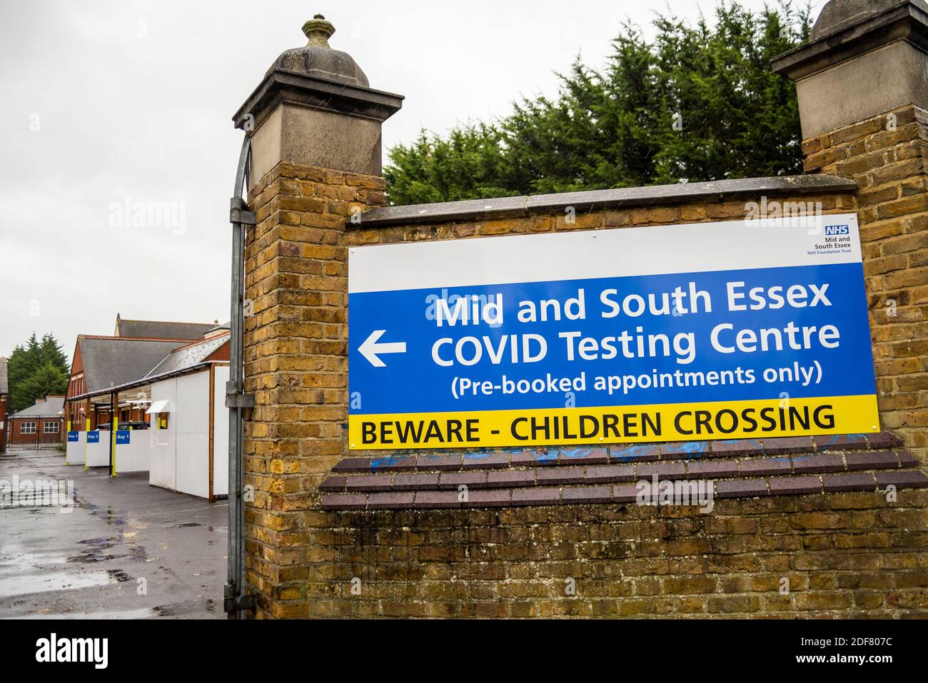 Centro di test Covid 19. Centro di test NHS Covid dell'Essex medio e sud a Southend sul mare, Essex, Regno Unito. Solo appuntamenti prenotati in anticipo, cartello. Comunità Foto Stock