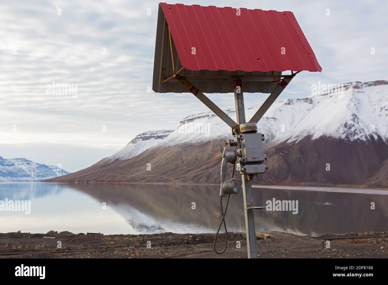 Vecchio telefono all'aperto a Pyramiden, abbandonato insediamento minerario sovietico a Svalbard / Spitsbergen Foto Stock