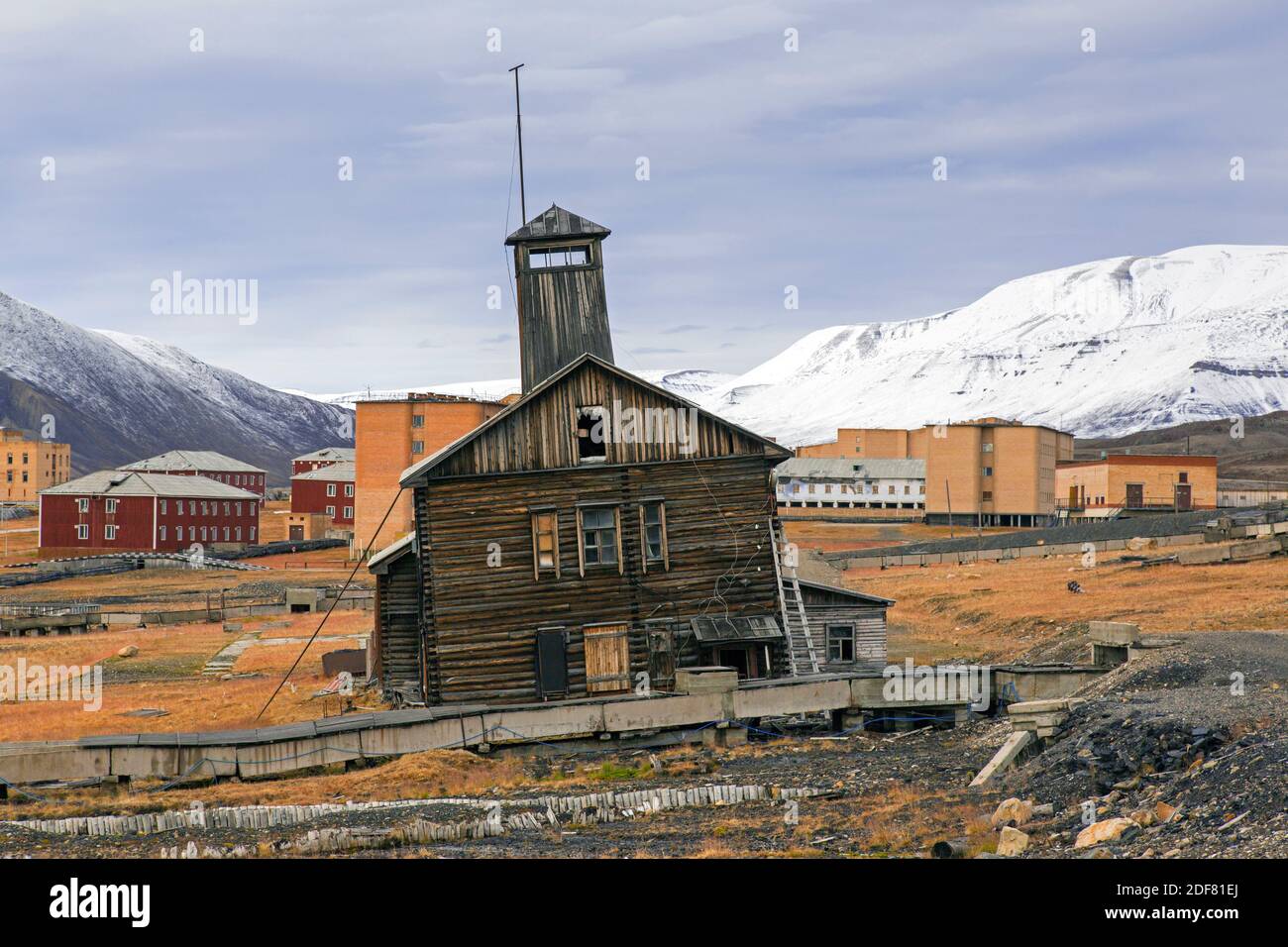 Edificio in legno derelict con torre a Pyramiden, abbandonato insediamento sovietico di miniere di carbone su Svalbard / Spitsbergen Foto Stock