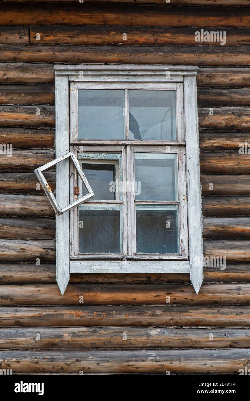 Finestra di edificio in legno derelict a Pyramiden, abbandonato insediamento sovietico di miniere di carbone su Svalbard / Spitsbergen Foto Stock