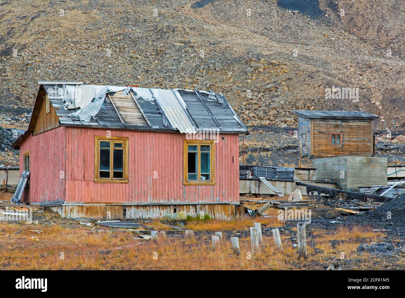 Derelict edifici in legno a Pyramiden, abbandonato insediamento sovietico di miniere di carbone su Svalbard / Spitsbergen Foto Stock
