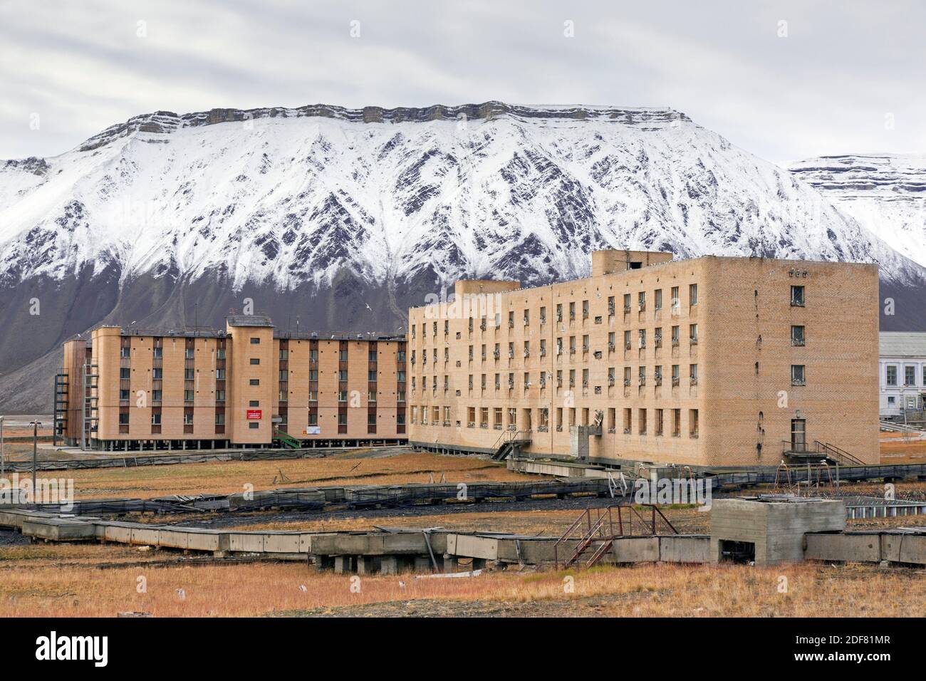 Hotel Tulpan e ex condominio, sistemazione per minatori a Pyramiden, abbandonato insediamento sovietico di miniere di carbone su Svalbard / Spitsbergen Foto Stock