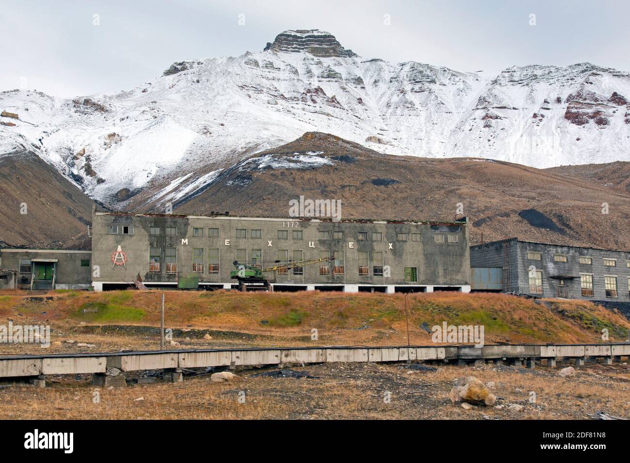 Edifici e la fabbrica di derelict a Pyramiden, abbandonato insediamento sovietico di miniere di carbone su Svalbard / Spitsbergen Foto Stock