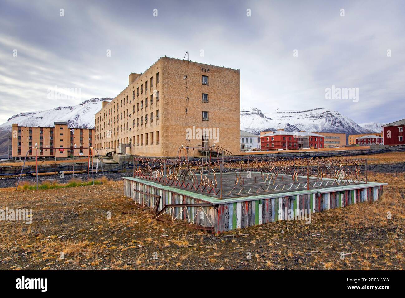 Hotel Tulpan, ex appartamenti e parco giochi per bambini a Pyramiden, abbandonato insediamento sovietico di miniere di carbone su Svalbard / Spitsbergen Foto Stock