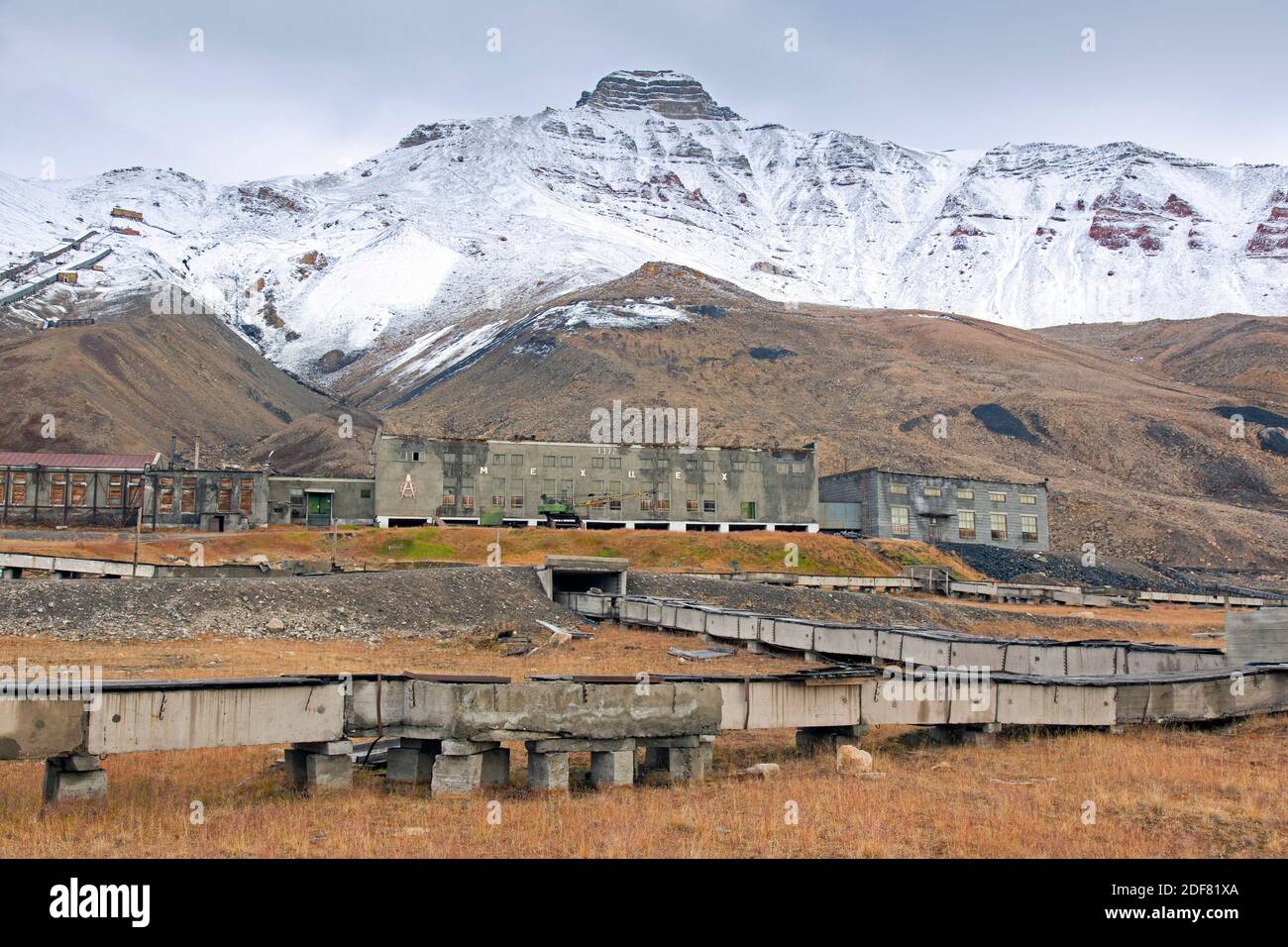 Edifici e la fabbrica di derelict a Pyramiden, abbandonato insediamento sovietico di miniere di carbone su Svalbard / Spitsbergen Foto Stock