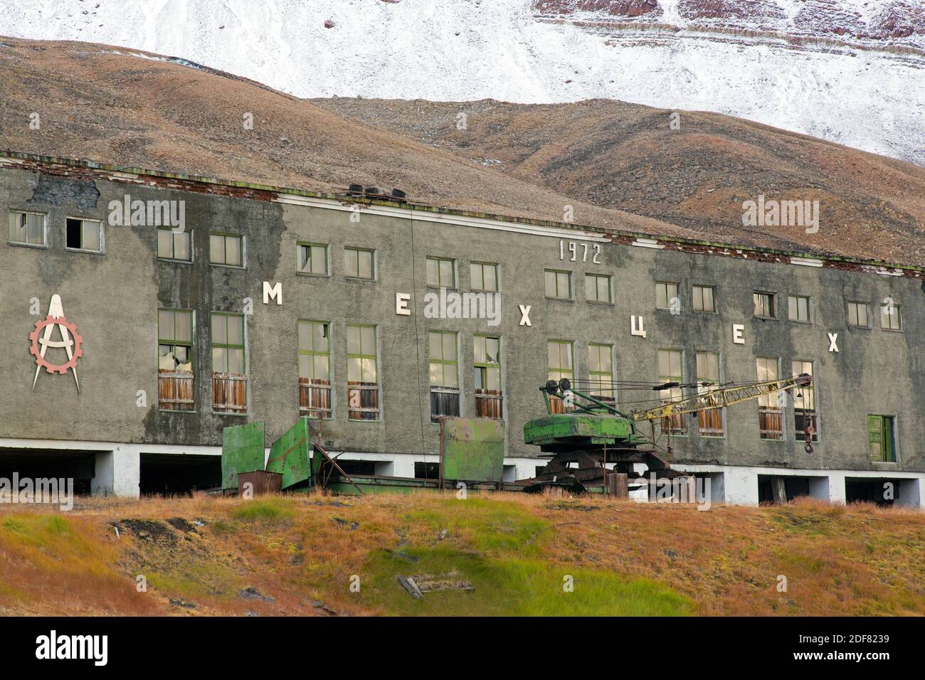 Laboratorio / fabbrica di derelict a Pyramiden, abbandonato insediamento sovietico di miniere di carbone a Svalbard / Spitsbergen Foto Stock