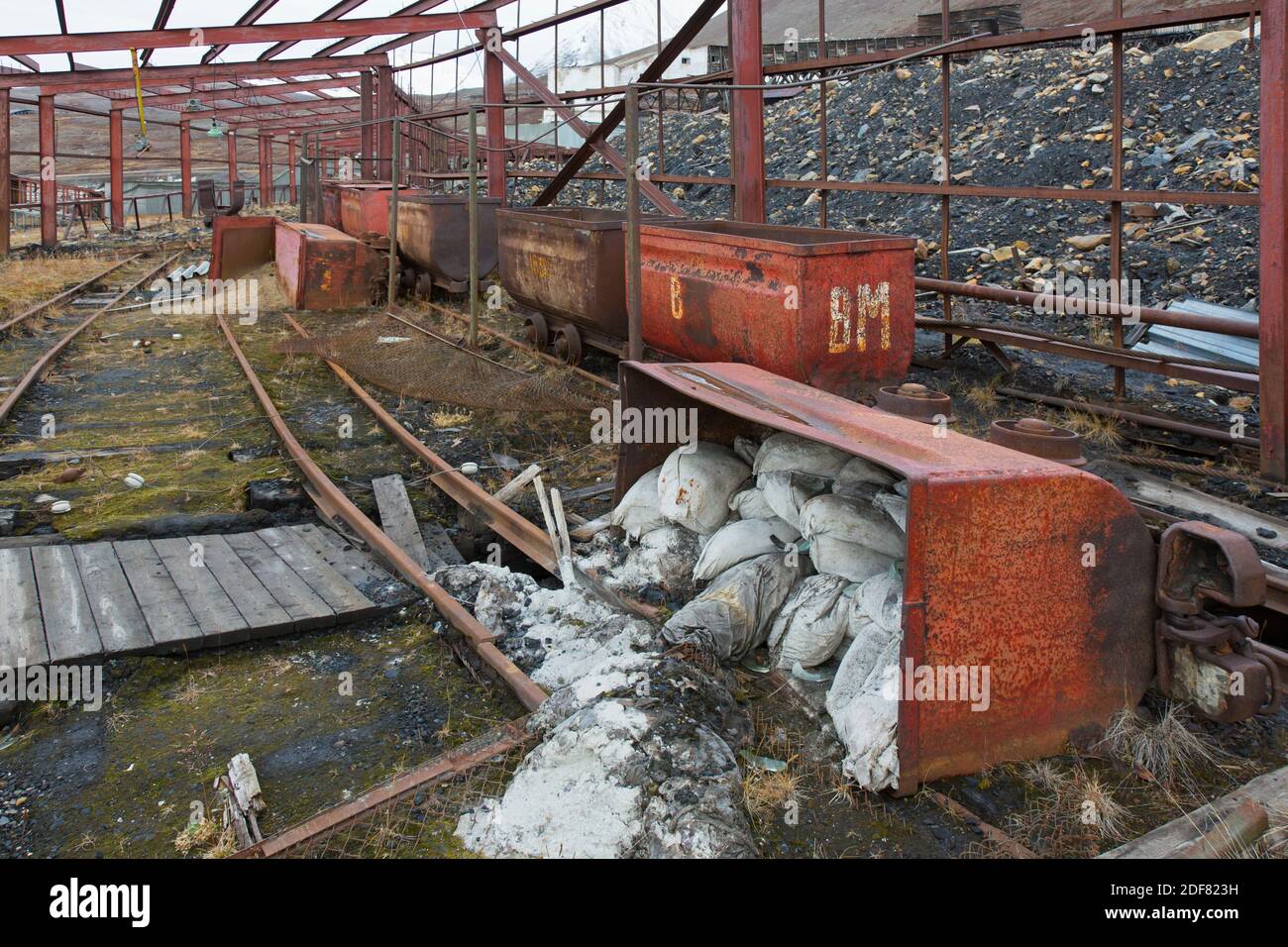 Vecchi vagoni di miniera di carbone arrugginiti a Pyramiden, abbandonato insediamento sovietico di estrazione di carbone su Svalbard / Spitsbergen Foto Stock