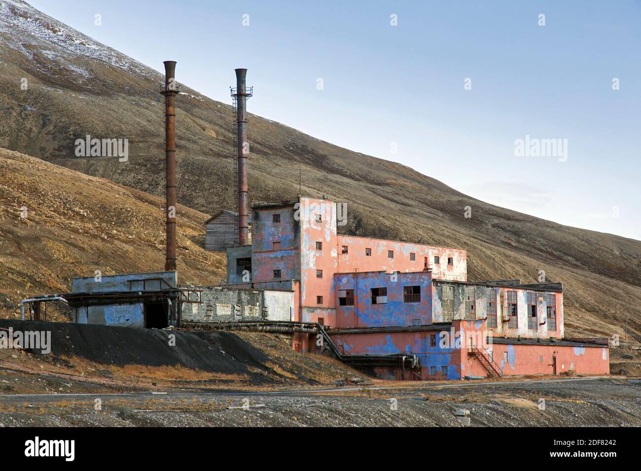 Vecchia centrale elettrica a carbone/centrale elettrica a Pyramiden, abbandonata colonia di miniere di carbone sovietiche a Svalbard/Spitsbergen Foto Stock