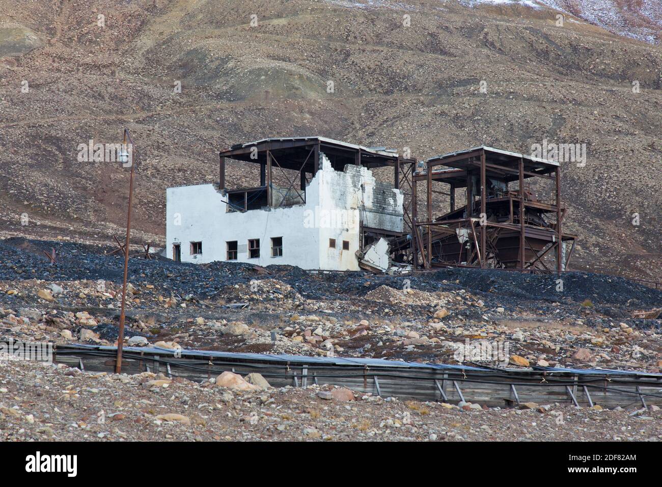 Edifici minerari derelict a Pyramiden, abbandonato insediamento sovietico di miniere di carbone su Svalbard / Spitsbergen Foto Stock