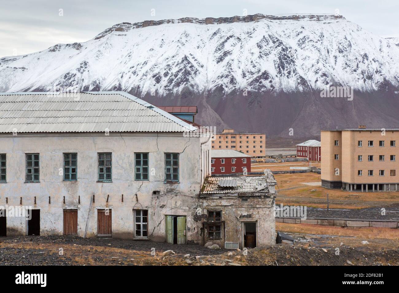 Edifici minerari derelict a Pyramiden, abbandonato insediamento sovietico di miniere di carbone su Svalbard / Spitsbergen Foto Stock