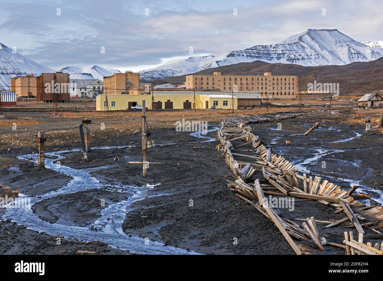 Vista su Pyramiden, abbandonato insediamento sovietico di miniere di carbone su Svalbard / Spitsbergen Foto Stock