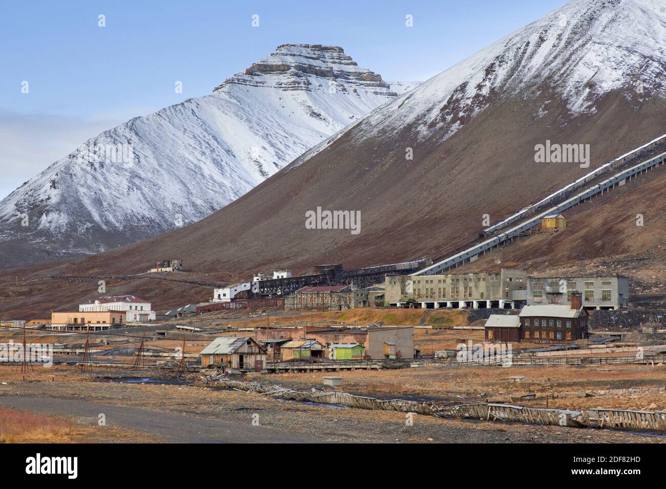 Edifici minerari derelict a Pyramiden, abbandonato insediamento sovietico di miniere di carbone su Svalbard / Spitsbergen Foto Stock