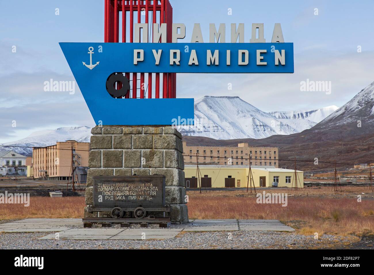 Segno a Pyramiden, abbandonato insediamento sovietico di miniere di carbone su Svalbard / Spitsbergen Foto Stock