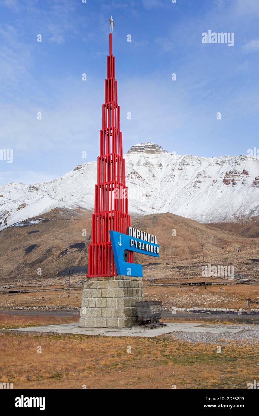 Monumento a Pyramiden, abbandonato insediamento sovietico di miniere di carbone su Svalbard / Spitsbergen Foto Stock