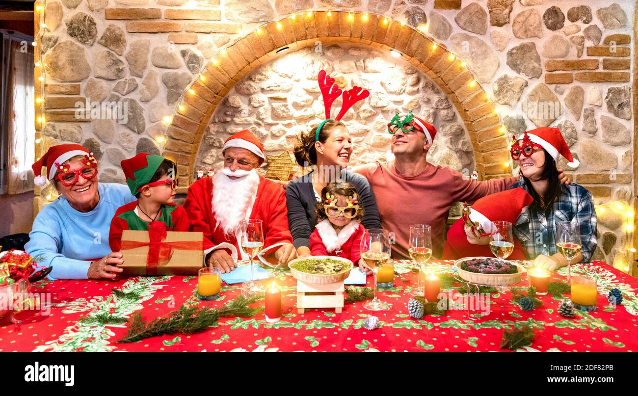 Foto di gruppo di una famiglia di più generazioni sui vestiti dei cappelli di santa Divertirsi al party natalizio - Vacanza invernale concetto di x mas Foto Stock
