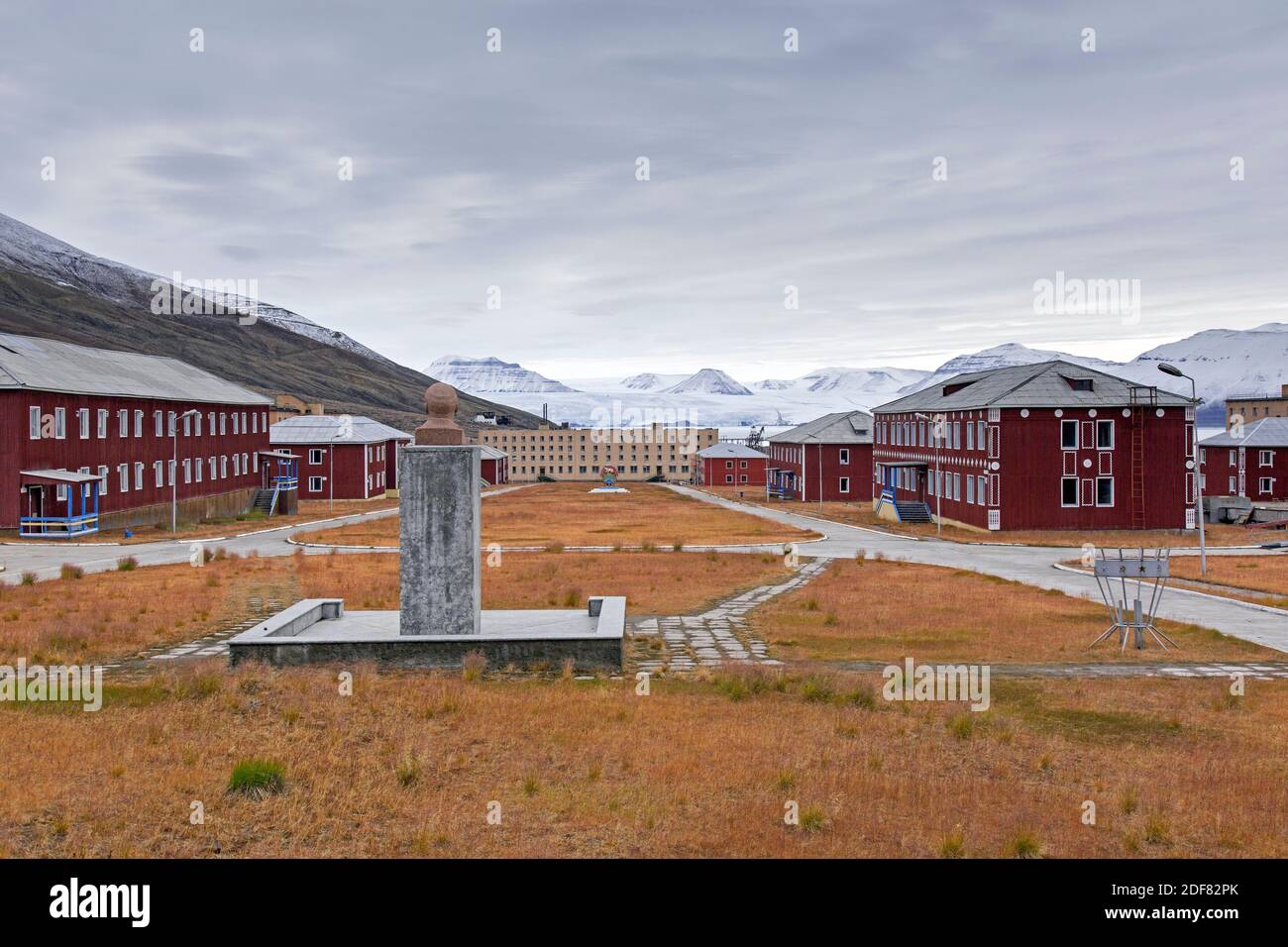 Busto di Lenin e vista su Pyramiden, abbandonato insediamento sovietico di miniere di carbone su Svalbard / Spitsbergen Foto Stock