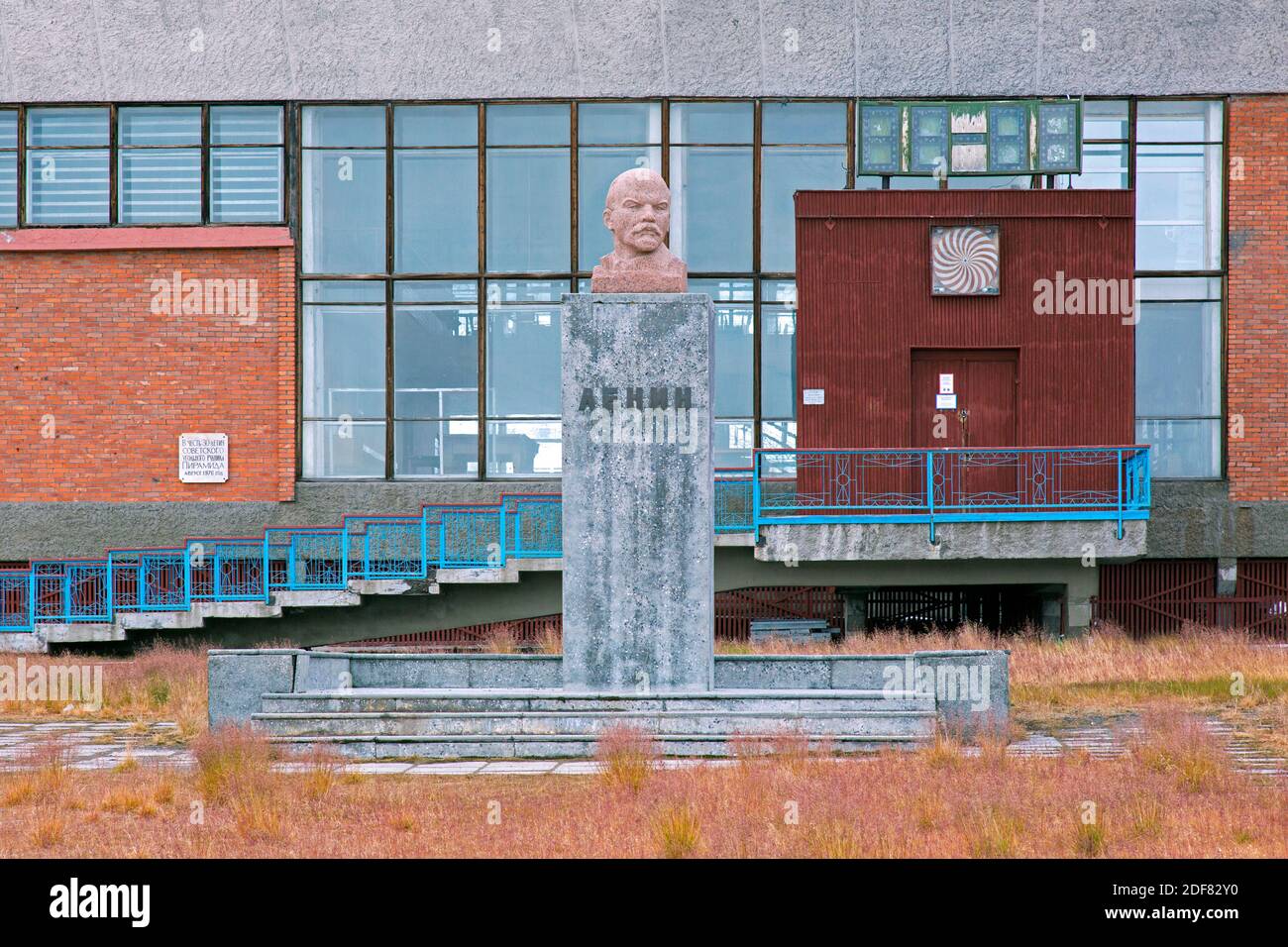 Statua di Lenin e centro sportivo e culturale a Pyramiden, abbandonato insediamento sovietico di miniere di carbone su Svalbard / Spitsbergen Foto Stock
