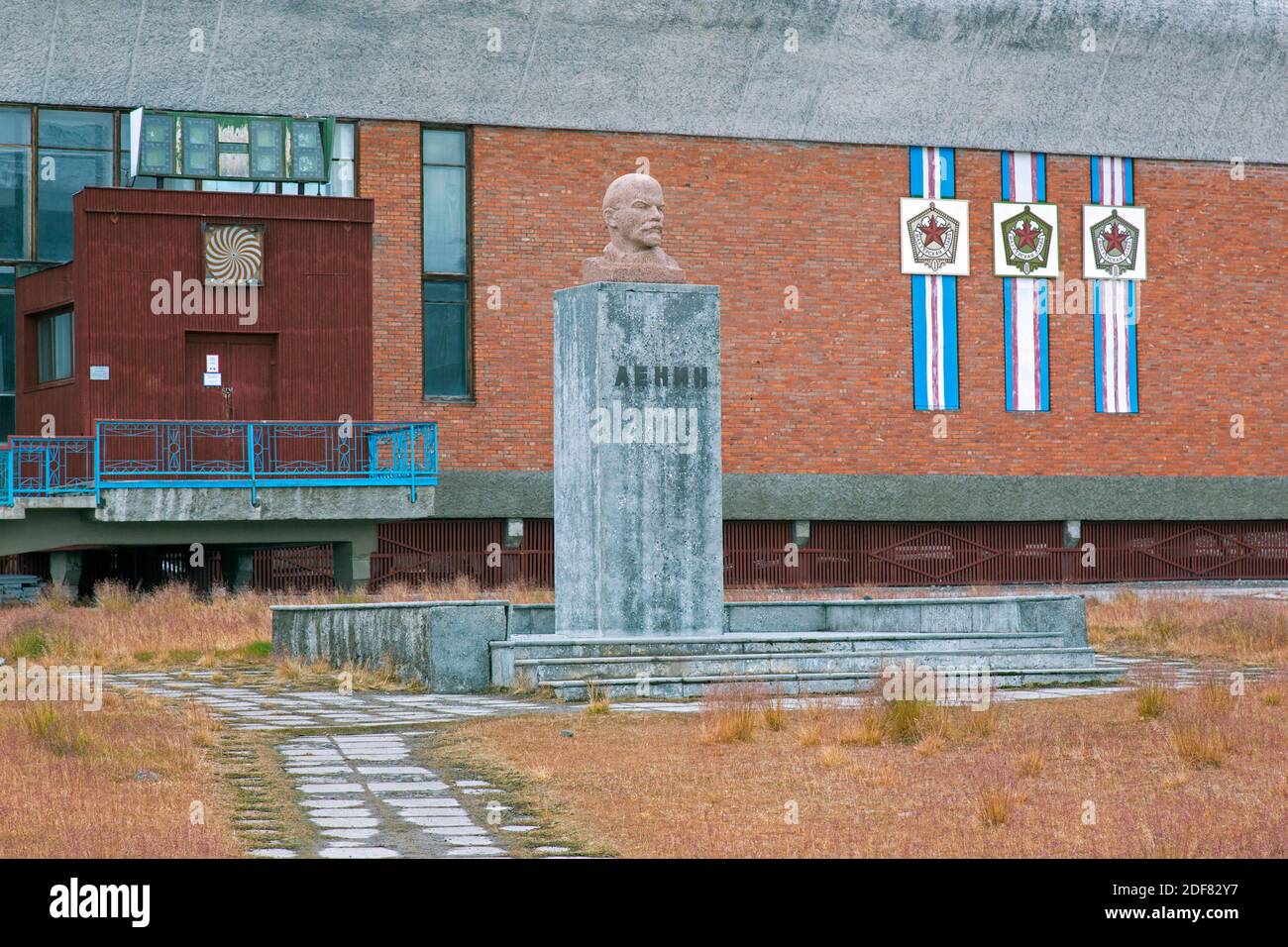 Statua di Lenin e centro sportivo e culturale a Pyramiden, abbandonato insediamento sovietico di miniere di carbone su Svalbard / Spitsbergen Foto Stock