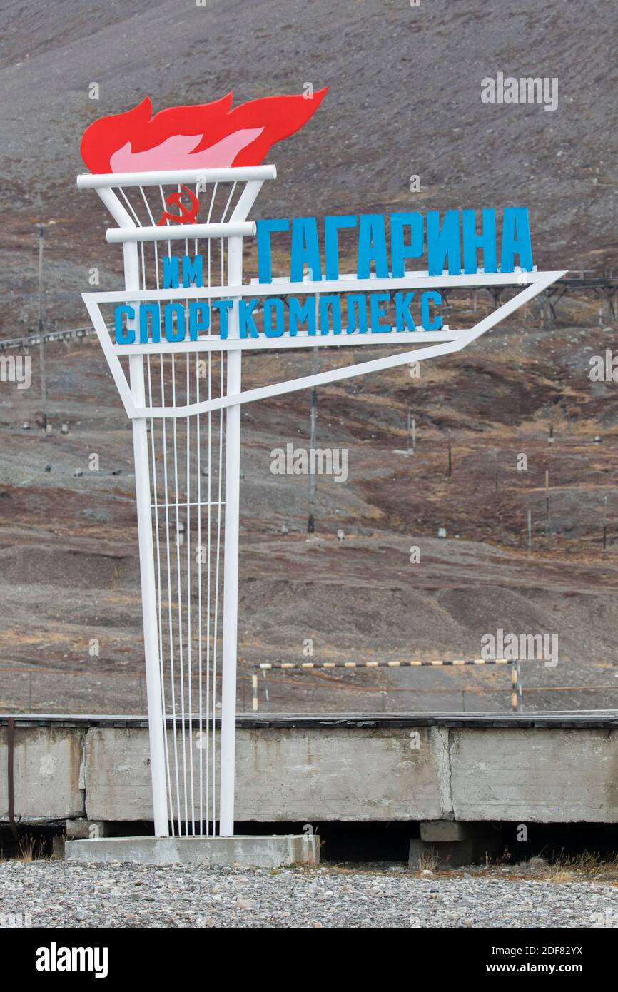 Russo Gagarin complesso sportivo segno a Pyramiden, abbandonato insediamento sovietico di miniera di carbone su Svalbard / Spitsbergen Foto Stock