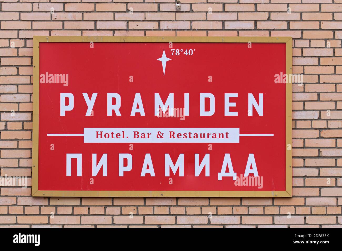 Cartello rosso sulla parete del ristorante bar dell'hotel a Pyramiden, abbandonato insediamento sovietico di miniere di carbone su Svalbard / Spitsbergen Foto Stock