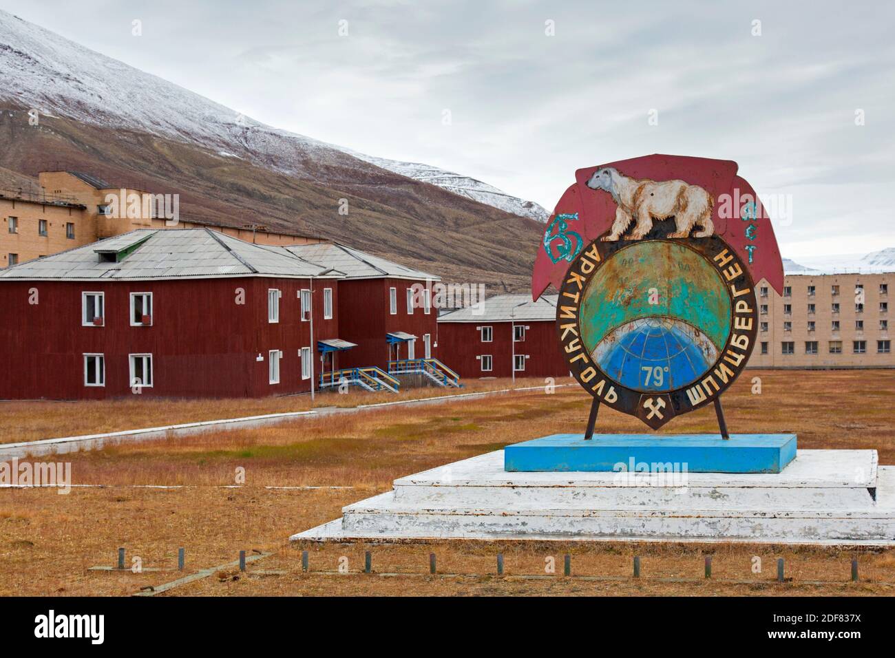 Segno polare dell'orso a Pyramiden, insediamento sovietico abbandonato di miniere di carbone su Svalbard / Spitsbergen Foto Stock