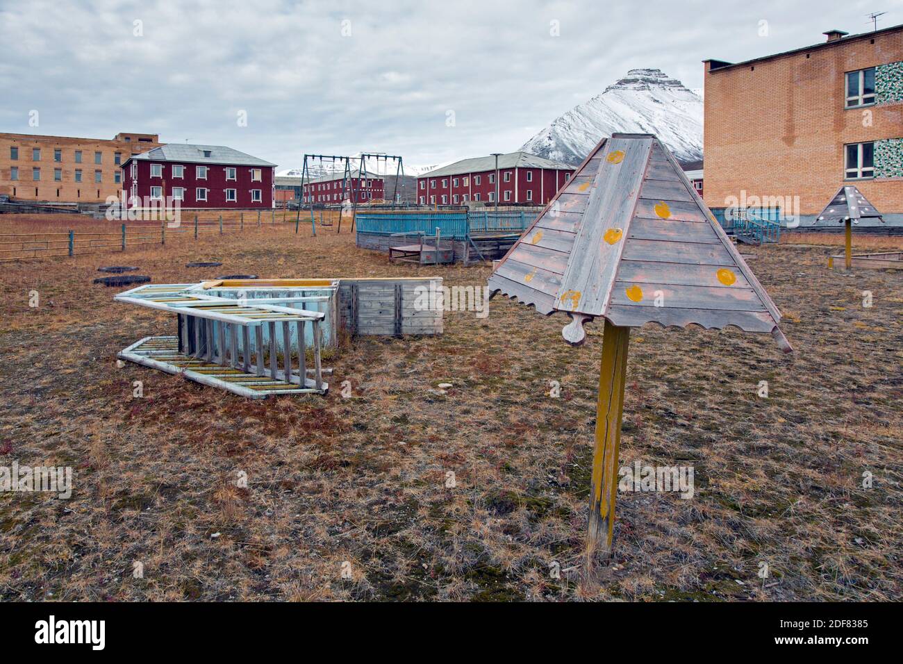 Parco giochi per bambini a Pyramiden, insediamento sovietico abbandonato di miniere di carbone a Svalbard / Spitsbergen Foto Stock