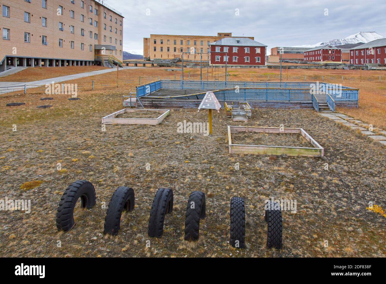 Parco giochi per bambini a Pyramiden, insediamento sovietico abbandonato di miniere di carbone a Svalbard / Spitsbergen Foto Stock