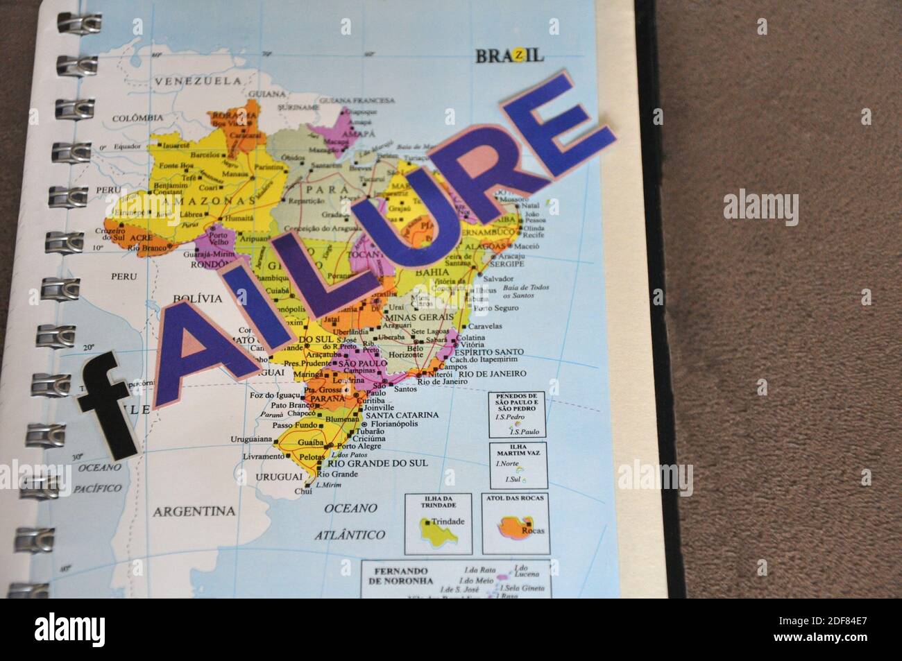 Mappa del Brasile, a colori, stampata, in taccuino, con errore di testo, su sfondo ceramico, vista dall'alto verso il basso, foto concettuale, Brasile, America del Sud Foto Stock