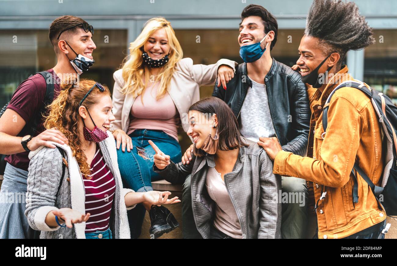 Amici multirazziali che si divertono nel centro della città - ragazzi felici E le ragazze che condividono il tempo insieme nell'area urbana - Università studenti in vacanza autunnale Foto Stock